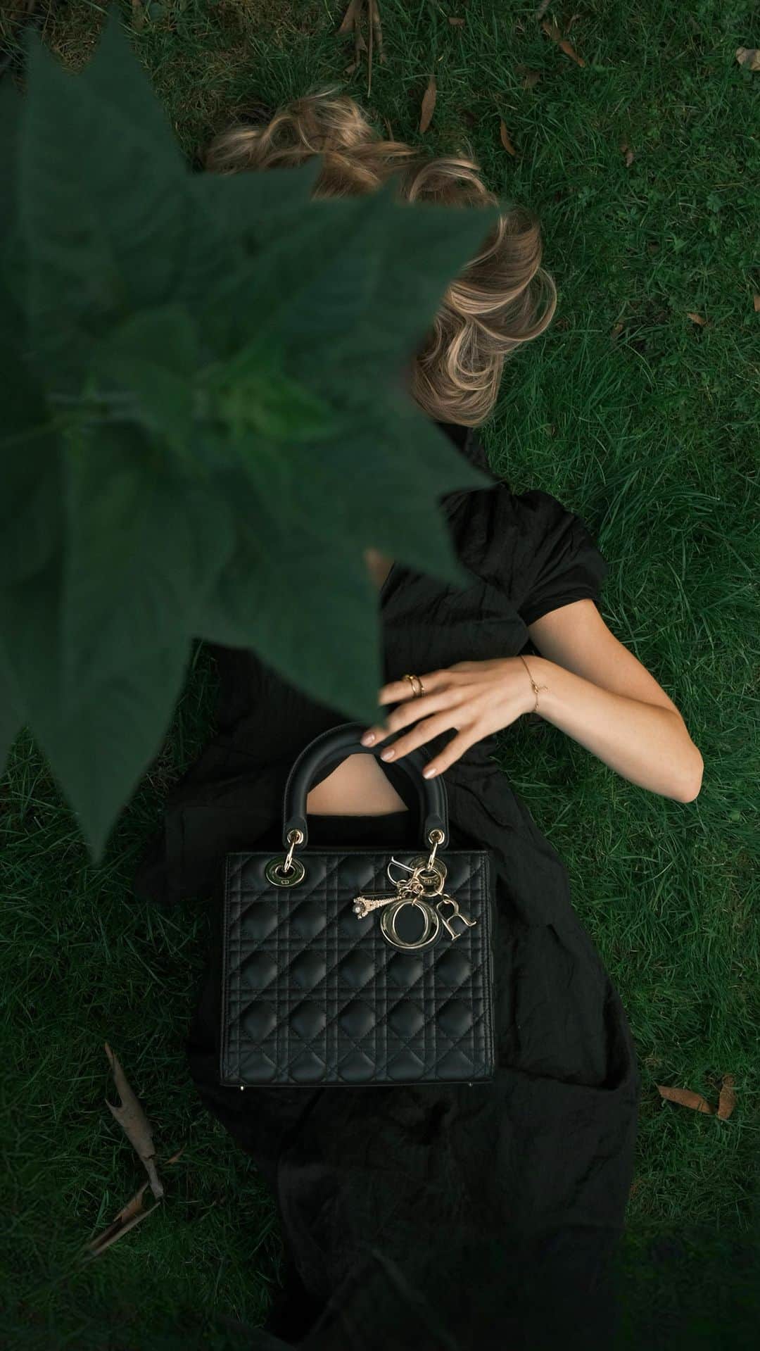 サラ・ミカエラのインスタグラム：「So classic you can time travel 🖤 Lady Dior @dior   #SuppliedbyDior」