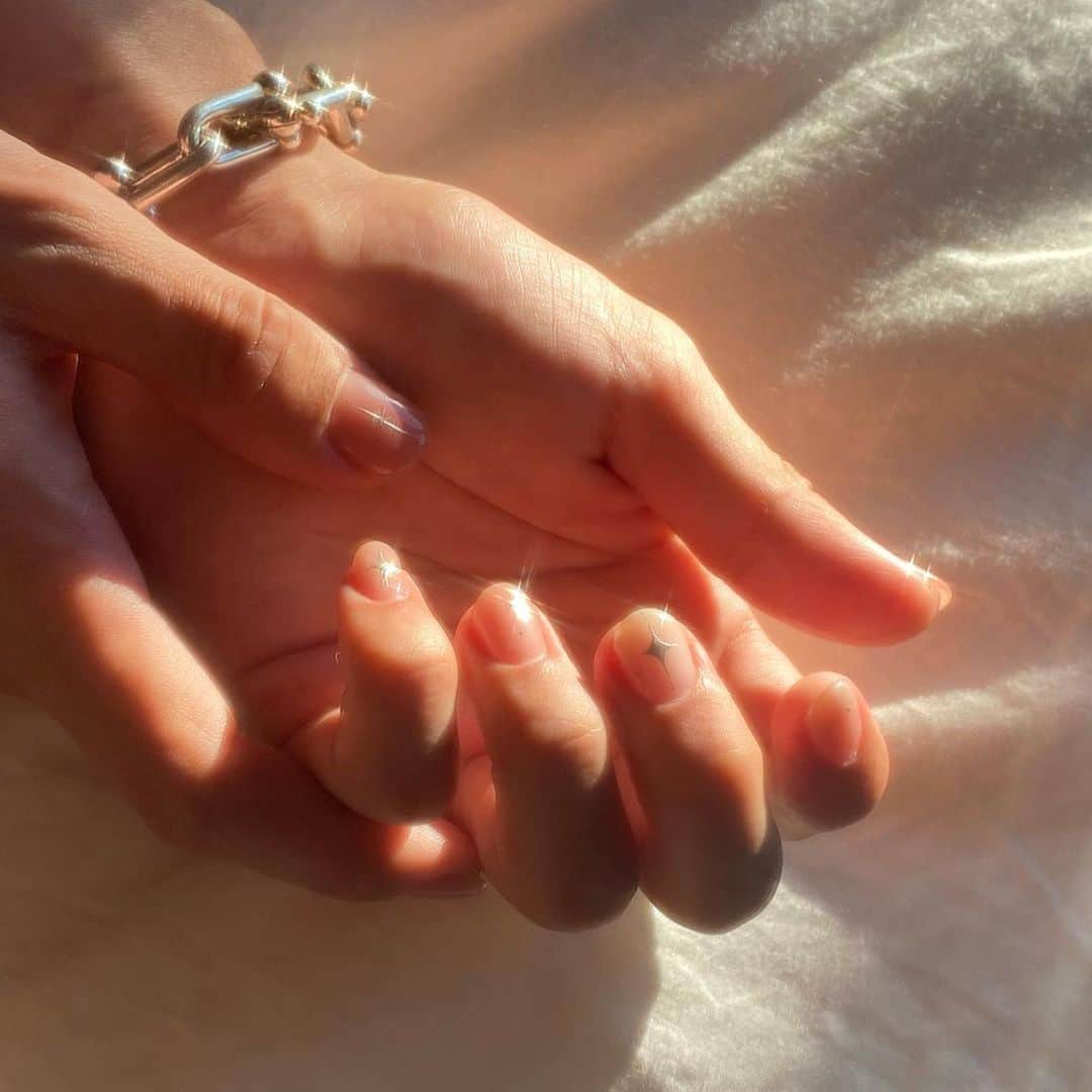 のインスタグラム：「ᴋɪʀᴀᴋɪʀᴀ ✨  💅 : @galando_sangubashi   少し遅くなっちゃいましたが､ CHINGさんに爪にたくさんシルバーの キラキラデザインをしてもらいました！  CHINGさんにいつもキラキラとか目の前で 描いてもらってるのに､家で爪見たら あれ？シールやっけ？(^-^｡)って思ってしまうくらい CHINGさんの圧倒的画力✨ 最強！ 今回もありがとうございますっ！  #tiktok #douyin #tiktokjapan #douyinchina #reels #reelsinstagram #帥哥 #viral #china #douyintiktok #douyin #douyinboy #douyinmakeup #douyinchina #ulzzangkorea #ulzzang #ulzzangboy」