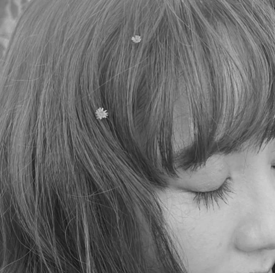 Sakuのインスタグラム：「✴︎ 𝐒𝐨𝐦𝐞𝐰𝐡𝐞𝐫𝐞 “𝐒𝐮𝐧𝐫𝐢𝐬𝐞” 𝟏𝐬𝐭 𝐚𝐧𝐧𝐢𝐯𝐞𝐫𝐬𝐚𝐫𝐲🎂  去年の10月19日 ”Sunrise”をリリースしました。 "Sunrise"を聴いてくださっているみなさん、 ありがとうございます☀︎  一年だけど、遠い昔に感じたり、最近のことにようにも思えたり、不思議な気持ちです🦢💎  いつだって時を越えて、確かに存在していた日々を感じることが出来る。形に残せて本当によかったです。  ロンドンで生活を始めて、もうすぐ3ヶ月。 新しい曲たちが生まれはじめています。  11月にはロンドンで初ライブが決まりました💐 (詳細はまた近々💌ロンドン近辺にいる方はぜひ！)  日本は少し涼しくなってきましたか？ 今週のロンドンは最低気温が2度の日があったり、 今日は18度であたたかかったり、変な天気🌥  金木犀の香りがしないので、 ちょっぴり日本が恋しくなる秋です。  慣れない寒さにびっくりしながらも、 鼻の奥がつんとするロンドンの秋の空気も新鮮😌  お気に入りの水筒に白湯を入れて、 いつも持ち歩いています。笑  どうかみなさんも季節の変わり目、 あたたかくして、ご自愛くださいね。」
