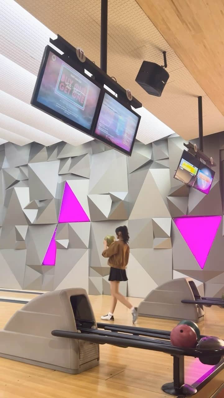 シャニ・インディラ・ナティオのインスタグラム：「So funnn! @spincitybowling 👏🏻」