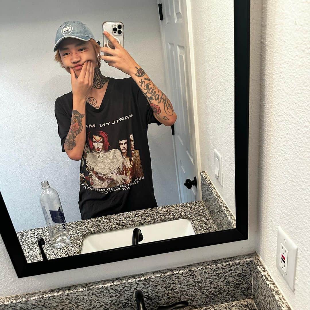 LEXのインスタグラム：「Good night🌒　it’s never coming home🎵」