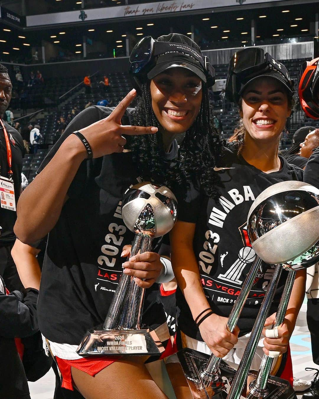 USA Basketballのインスタグラム：「Congratulations to the 2023 @wnba Champions, ♦️♠️ @lvaces! 🏆🏆  🇺🇸 #USABfamily」