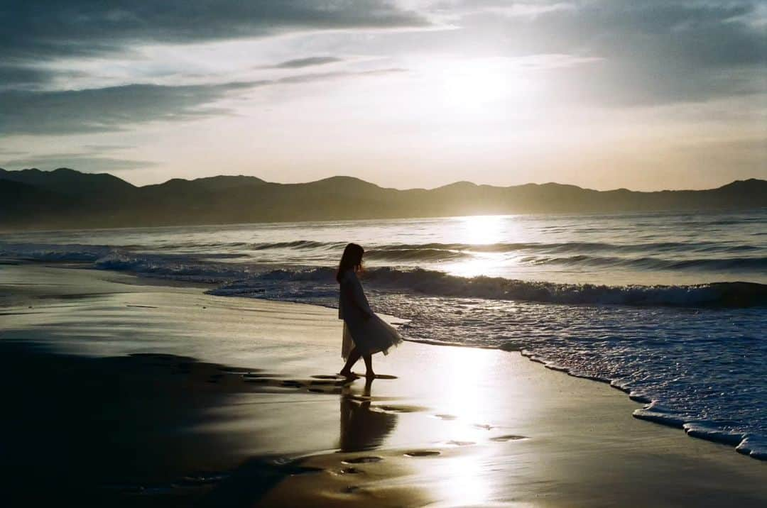 岩倉しおりさんのインスタグラム写真 - (岩倉しおりInstagram)「朝の海。⁡ ⁡⁡ ⁡今年の夏はここの海に行けなかったことが心残り。来年は絶対に行きたいのと秋か冬でこの海の星を見に行きたいな。⁡⁡ ⁡⁡ ⁡400,000 follower thanks ﾟ･☆彡.。」10月19日 23時41分 - iwakurashiori