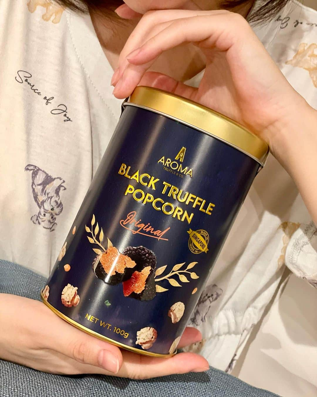 浦野一美さんのインスタグラム写真 - (浦野一美Instagram)「@aromatruffe 産後のお楽しみにと大好きな 「AROMA TRUFFLE」を用意しました♡  シンガポール発のトリュフブランドで、 日本では、2023.6.30にGINZA SIX第１号店が 登場したばかり⚐ﾞ  トリュフを使ったお菓子は沢山あるけど、 実は香料だけで本物のトリュフは 入っていないものもあるんだよね..  その中でも、AROMA TRUFFLE は トリュフの生産地として希少価値が高いとされている イタリア産ウンブリア州の 最高級ブラックサマートリュフがちゃんと入ってる.ᐟ.ᐟ  開封の瞬間からいい香り過ぎて 私の大好きで特別なポップコーンです⸜🫶🏻⸝‍  産後は授乳もあるから お酒も暫くはNGだけど、 大好きなトリュフの香りに酔いしれて 束の間の癒しタイムを過ごせたらと思います✨  普段の購入はGINZA SIXのみですが、 六本木ヒルズで開催される VIOフェスで購入できるそうです✌︎ @vio_organic   あー行きたいけど、 今は人生最大級⁈の大仕事なので難しそう🤰😭 行けた方は感想教えてね♡  ⋆┈┈┈┈┈┈┈┈┈┈┈┈┈┈┈⋆ ViOフェス ◉日時 2023年10月25日（水）12:00～18:00　　　　　　 2023年10月26日（木）11:00〜18:00 ◉場所 六本木ヒルズ　「ハリウッドホール」 ハリウッドビューティープラザ5階 ※zaraが入っているビルです ◉入場：無料（お子様連れOK・ベビーカー可）  ⋆┈┈┈┈┈┈┈┈┈┈┈┈┈┈┈⋆  #アロマトリュフ #天然トリュフ #無添加ポップコーン #トリュフのギフト #六本木ヒルズ #ＶｉＯフェス #ＶｉＯマルシェ #ヴィオ #pr」10月19日 23時42分 - cindy.cinderella