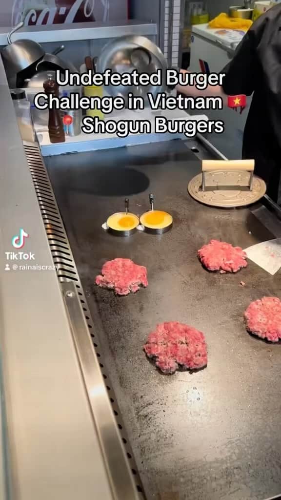 ライナ・ホワンのインスタグラム：「Undefeated Burger Challenge in Vietnam 🇻🇳  📍 Shogun Burgers @shogunburger_vietnam」