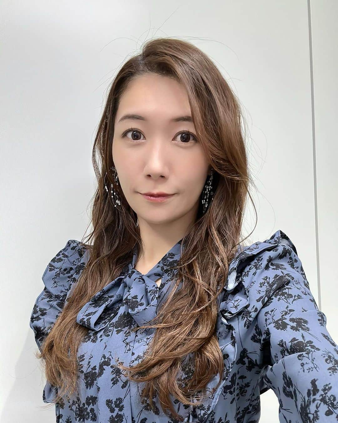 穂川果音さんのインスタグラム写真 - (穂川果音Instagram)「hairstyle  巻き下ろしヘアです😊  #巻き下ろしヘア　#ヘアアレンジ　#hairarrange #アベプラ　#ナチュラルヘア　#ダウンスタイル　#大人ヘア」10月19日 23時42分 - hokawakanonn