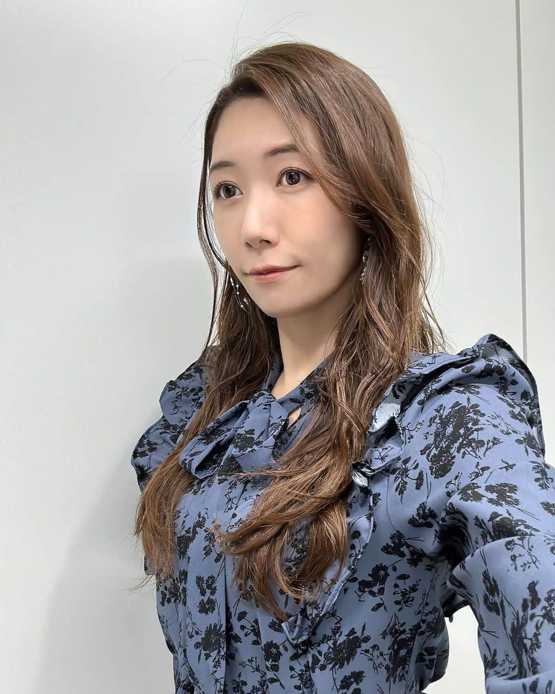 穂川果音さんのインスタグラム写真 - (穂川果音Instagram)「hairstyle  巻き下ろしヘアです😊  #巻き下ろしヘア　#ヘアアレンジ　#hairarrange #アベプラ　#ナチュラルヘア　#ダウンスタイル　#大人ヘア」10月19日 23時42分 - hokawakanonn