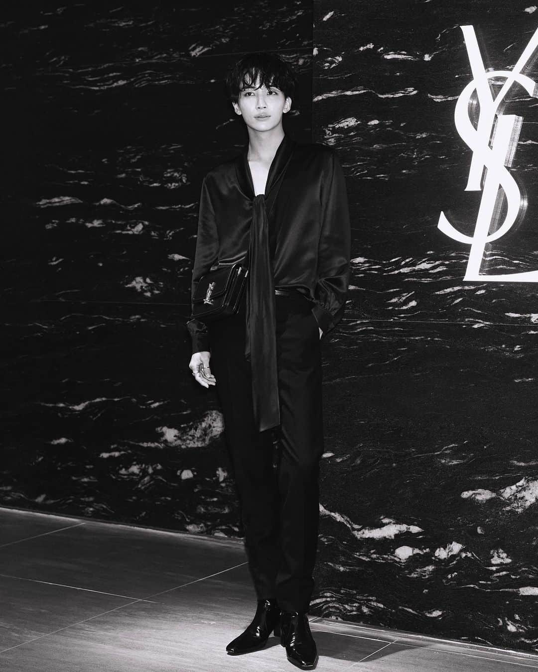 ジョンハンさんのインスタグラム写真 - (ジョンハンInstagram)「@ysl @anthonyvaccarello 📸」10月19日 23時53分 - jeonghaniyoo_n