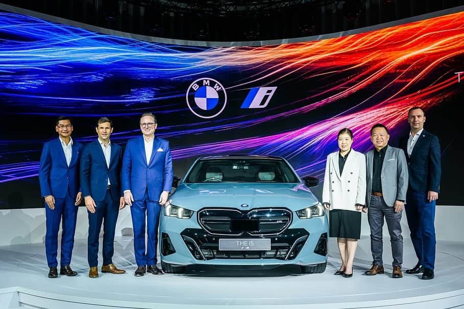 BMW Thailandさんのインスタグラム写真 - (BMW ThailandInstagram)「บีเอ็มดับเบิลยู ประเทศไทย เผยโฉม THE FIRST-EVER BMW i5 ยนตรกรรม 100% ELECTRIC ที่พัฒนาภายใต้คอนเซปต์ “THE JOY OF MOVING FORWARD” ด้วยรูปลักษณ์ที่สะท้อนความสง่างาม เรียบง่าย แต่ยังคงความโดดเด่นด้วยกระจังหน้า BMW Kidney ‘Iconic Glow’ พร้อมความสามารถวิ่งได้ไกลสูงสุดถึง 582 กิโลเมตร (ตามมาตรฐาน WLTP) จัดเต็มกับเทคโนโลยีสุดล้ำตั้งแต่ BMW Curved Display, BMW Interaction Bar และ BMW DIGITAL KEY PLUS มอบความสะดวกสบายขั้นสุดแก่ผู้นำยุคใหม่  ยลโฉมตัวจริงของ THE FIRST-EVER BMW i5 ที่โรงแรม Park Hyatt Bangkok ได้แล้ววันนี้ - 25 ตุลาคมนี้เท่านั้น  #BMW #BMWTH #JOYisBMW #สุนทรียภาพแห่งการขับขี่ #BMWBEYONDELECTRIC #100PERCENTELECTRIC #THEJOYOFMOVINGFORWARD #THEFIRSTEVERBMWi5」10月19日 23時47分 - bmwthailand