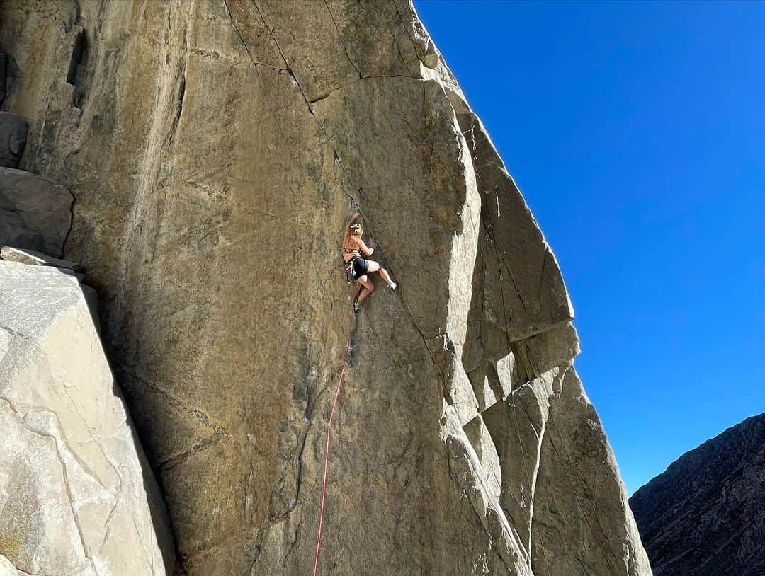 エミリー・ハリントンさんのインスタグラム写真 - (エミリー・ハリントンInstagram)「A couple of beautifully busy and hard weeks in Yosemite/Pine Creek completed 🙌🏻 It’s been amazing to spend time with dear friends and their offspring/soon to be offspring 🥳, do some work for @thenorthface & @louderthan11, and squeeze in some climbing as well. As always finding the balance and motivation to climb alongside parenthood and other responsibilities is an ever changing process but it’s one I’m always grateful to have the opportunity to juggle. What a glorious, messy, and rewarding process 🫶🏻💫」10月19日 23時48分 - emilyaharrington