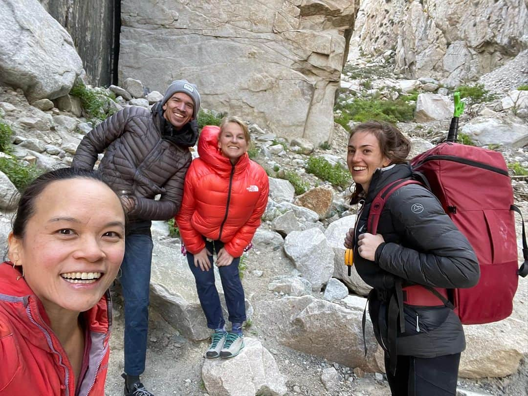 エミリー・ハリントンさんのインスタグラム写真 - (エミリー・ハリントンInstagram)「A couple of beautifully busy and hard weeks in Yosemite/Pine Creek completed 🙌🏻 It’s been amazing to spend time with dear friends and their offspring/soon to be offspring 🥳, do some work for @thenorthface & @louderthan11, and squeeze in some climbing as well. As always finding the balance and motivation to climb alongside parenthood and other responsibilities is an ever changing process but it’s one I’m always grateful to have the opportunity to juggle. What a glorious, messy, and rewarding process 🫶🏻💫」10月19日 23時48分 - emilyaharrington