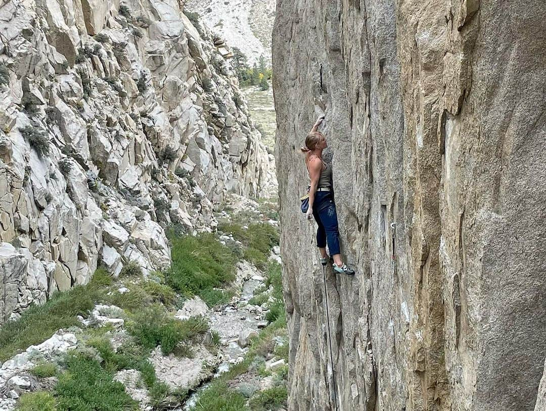 エミリー・ハリントンさんのインスタグラム写真 - (エミリー・ハリントンInstagram)「A couple of beautifully busy and hard weeks in Yosemite/Pine Creek completed 🙌🏻 It’s been amazing to spend time with dear friends and their offspring/soon to be offspring 🥳, do some work for @thenorthface & @louderthan11, and squeeze in some climbing as well. As always finding the balance and motivation to climb alongside parenthood and other responsibilities is an ever changing process but it’s one I’m always grateful to have the opportunity to juggle. What a glorious, messy, and rewarding process 🫶🏻💫」10月19日 23時48分 - emilyaharrington