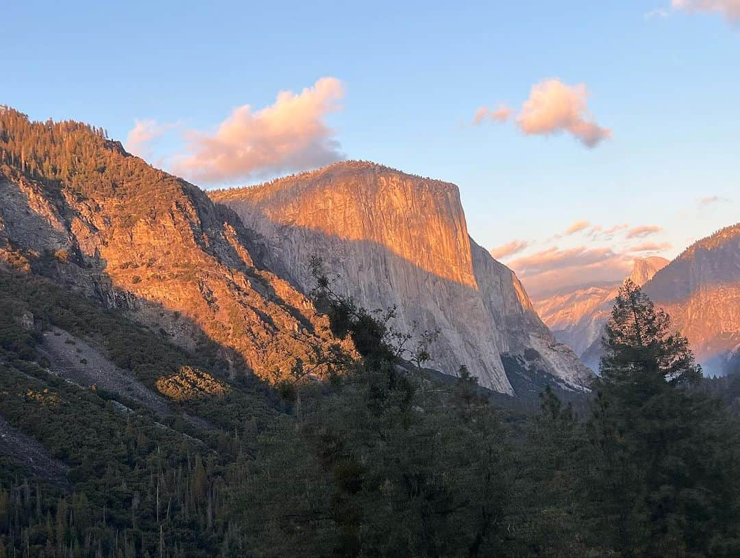 エミリー・ハリントンさんのインスタグラム写真 - (エミリー・ハリントンInstagram)「A couple of beautifully busy and hard weeks in Yosemite/Pine Creek completed 🙌🏻 It’s been amazing to spend time with dear friends and their offspring/soon to be offspring 🥳, do some work for @thenorthface & @louderthan11, and squeeze in some climbing as well. As always finding the balance and motivation to climb alongside parenthood and other responsibilities is an ever changing process but it’s one I’m always grateful to have the opportunity to juggle. What a glorious, messy, and rewarding process 🫶🏻💫」10月19日 23時48分 - emilyaharrington