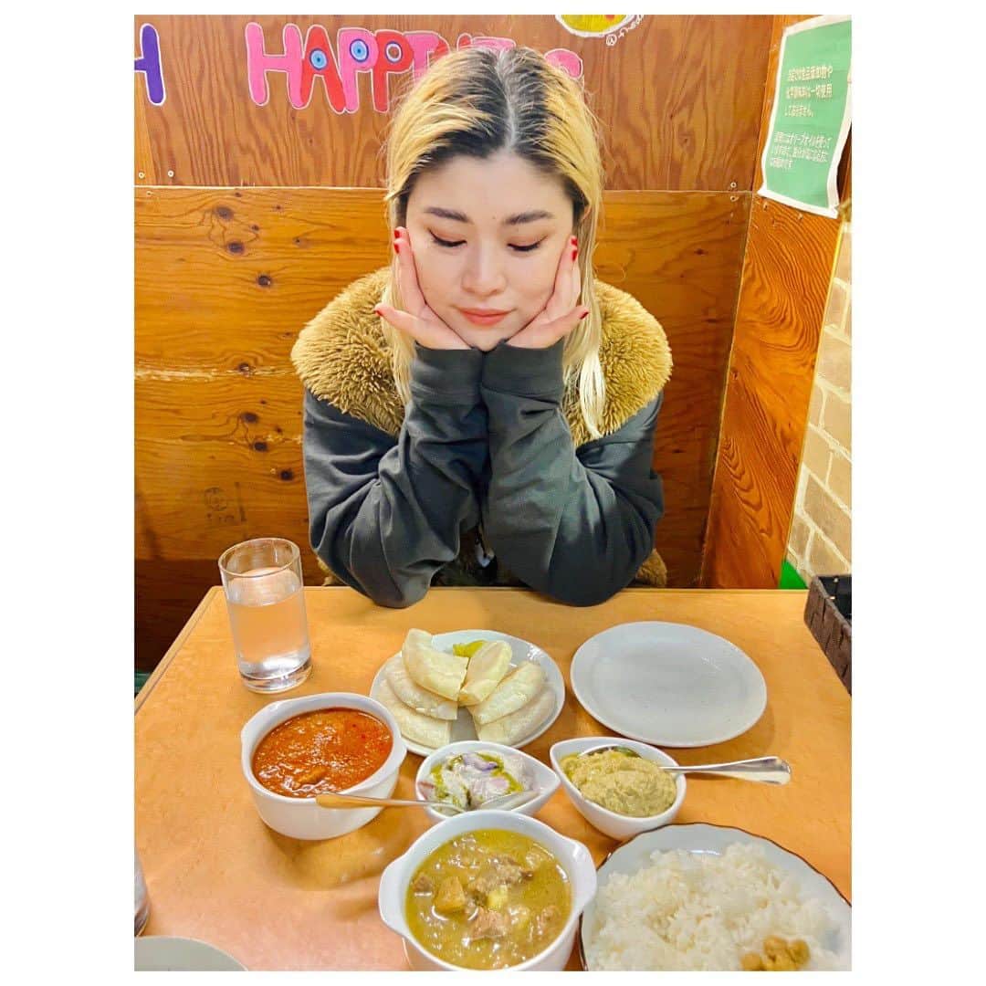 のインスタグラム：「名古屋への万全の準備を終えたスタジオの後、徐々に調子を崩し始め14日夜中に39度程の熱がでてしまいました。 するとメンバーからも同時に4人全員発熱したとの連絡が、、！！  それでも夜中、朝までに気合いで熱下げようと共に誓ったのですがライブ当日もみんな熱が下がらず判定はインフルエンザ陽性😢 喘息持ちで一回ひどい状態になっちゃったんだけど名医のおかげで週末大阪は歌えそうです！！  予定通り大阪から20th LIVE開催します👑👑👑  15日大事なツアー初日だっただけに本当に申し訳なく出端を挫かれる思いでした。  だけど実のところ9月に入ってからずーっとバタバタしていて、色んな事が同時進行＋休止前で気持ちもそわそわ、地に足がついていないような感覚もあって、このままなだれ込むように名古屋の初日なのかー！とアセアセしてたのです。  「落ち着いていきや〜」と神様のお告げかなと思いました。3日間久しぶりにゆっくり休めたし色々思いを馳せることも気持ちを整理する事もできて大阪から良い初日を迎えられそうだ。  名古屋の皆には心から申し訳ないんだけど。。 振替公演必ずするのでアナウンス待っててください🤝🤝  泣いても笑ってもこの3本のライブは2度とないスペシャルな夜になると思う。今までも同じ夜なんて決して無かったんだけどね！  格好つけずありのままで、私たちらしく最高を更新したいと思います🔥  待っちょれ大阪🐙🐙  ✴︎✴︎✴︎✴︎✴︎✴︎✴︎✴︎✴︎✴︎✴︎✴︎✴︎✴︎✴︎✴︎✴︎✴︎✴︎✴︎  ここのところ中東の歴史を辿ってて、色々調べてたら中東の文化に興味が湧いてエジプトカレーを食べた 大好きなカレー食べられるくらいに元気を取り戻したゾ❤️‍🩹 いつの世も争いと奪い合いの繰り返しで胸が詰まるわ。。 音楽でちょっとでもピースな心を取り戻したいね✌️  #小指ピーン」