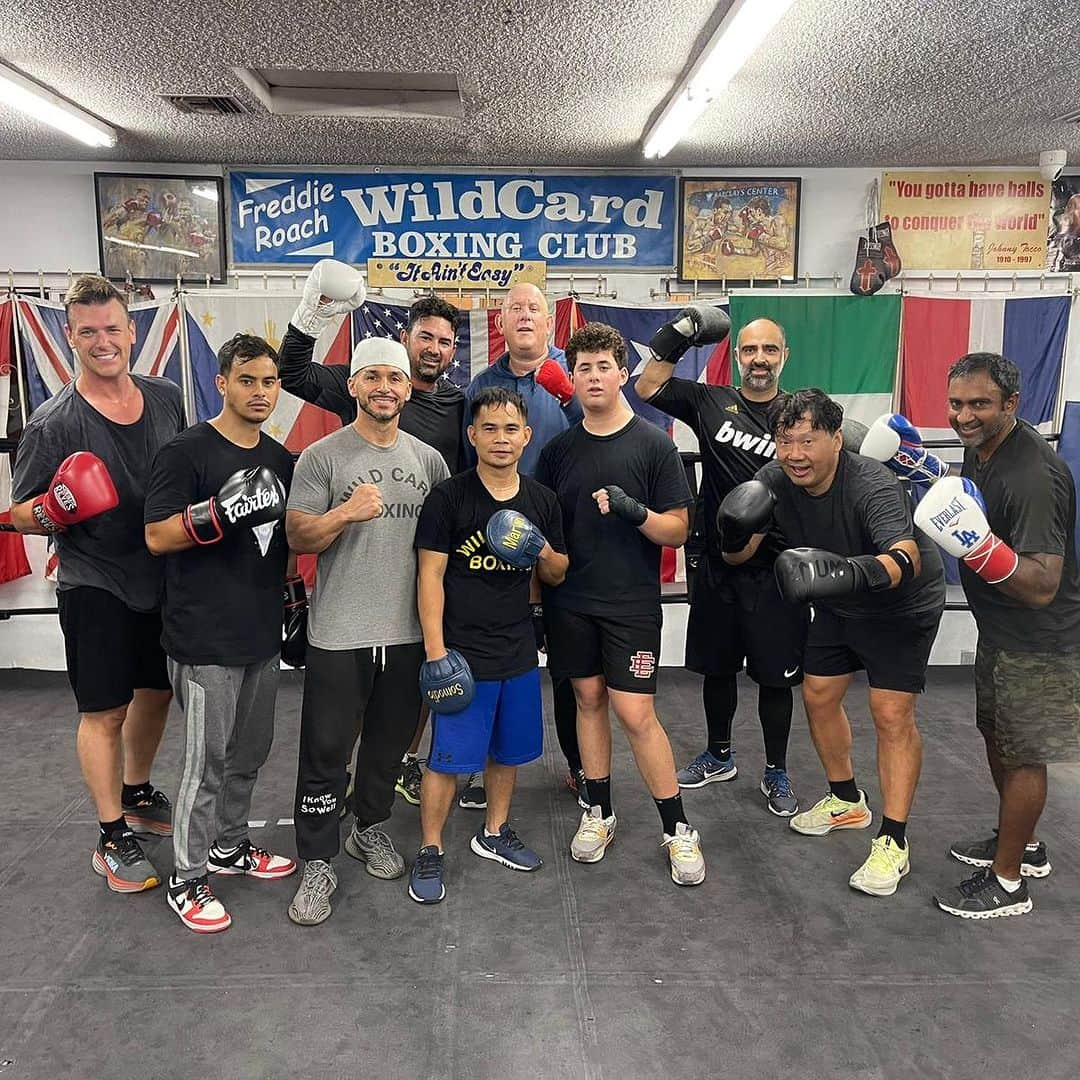 エイドリアン・ゴンザレスのインスタグラム：「5:30am club started our day at @wildcardboxingclub with @marvinsomodio and @mrmvtfit Great start 🥊🔥  Happy Birthday Mario!」