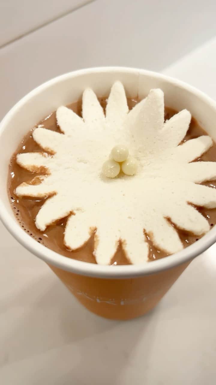 DOMINIQUE ANSEL BAKERYのインスタグラム：「Autumn weather means our Blossoming Hot Chocolate is back at the Bakery in Soho & at @dominiqueanselworkshop in Flatiron. A marshmallow flower “blooms” as it’s placed into a cup of our homemade hot chocolate, revealing a crispy chocolate pearl surprise inside. ☕️🌸 #blossominghotchocolate」