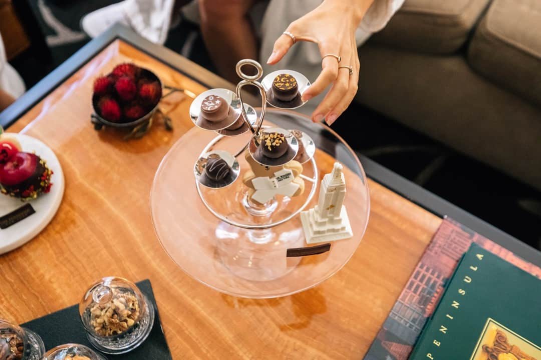 のインスタグラム：「Decadent sweets are always within reach.  #thepeninsulanewyork #luxurytravel #nychotels #nationaldessertday」