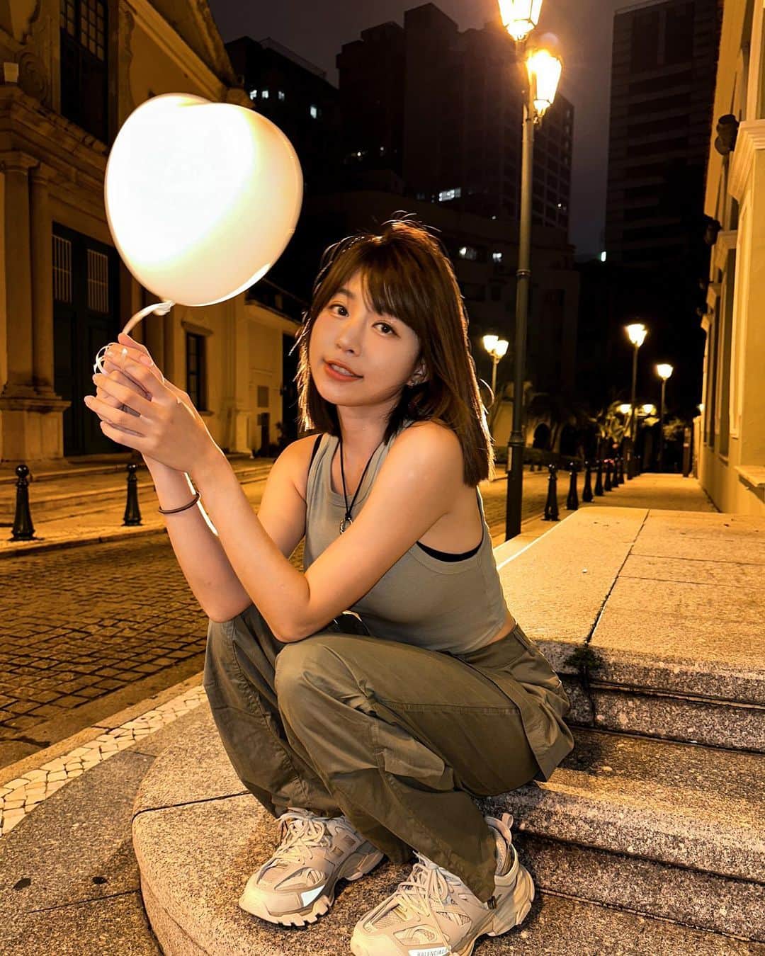 Miko Wongのインスタグラム：「一人留言一句歌詞 💬  拍攝期間突如其來的心型氣球 在寧靜的街道 莫名的情緒特別濃 特別有感覺啊～」