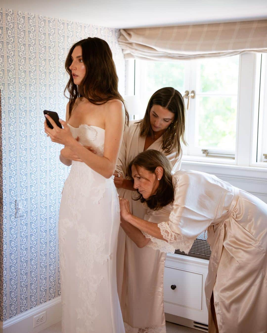 ジャクリーン・ヤブロンスキーさんのインスタグラム写真 - (ジャクリーン・ヤブロンスキーInstagram)「Some pre ceremony moments. Grateful for our family & friends support leading up to this ❤️  Makeup & Hair by my girl @tracyalfajora   Photos @jaredkocka & @caleb_troy」10月19日 23時58分 - jacquelynjablonski