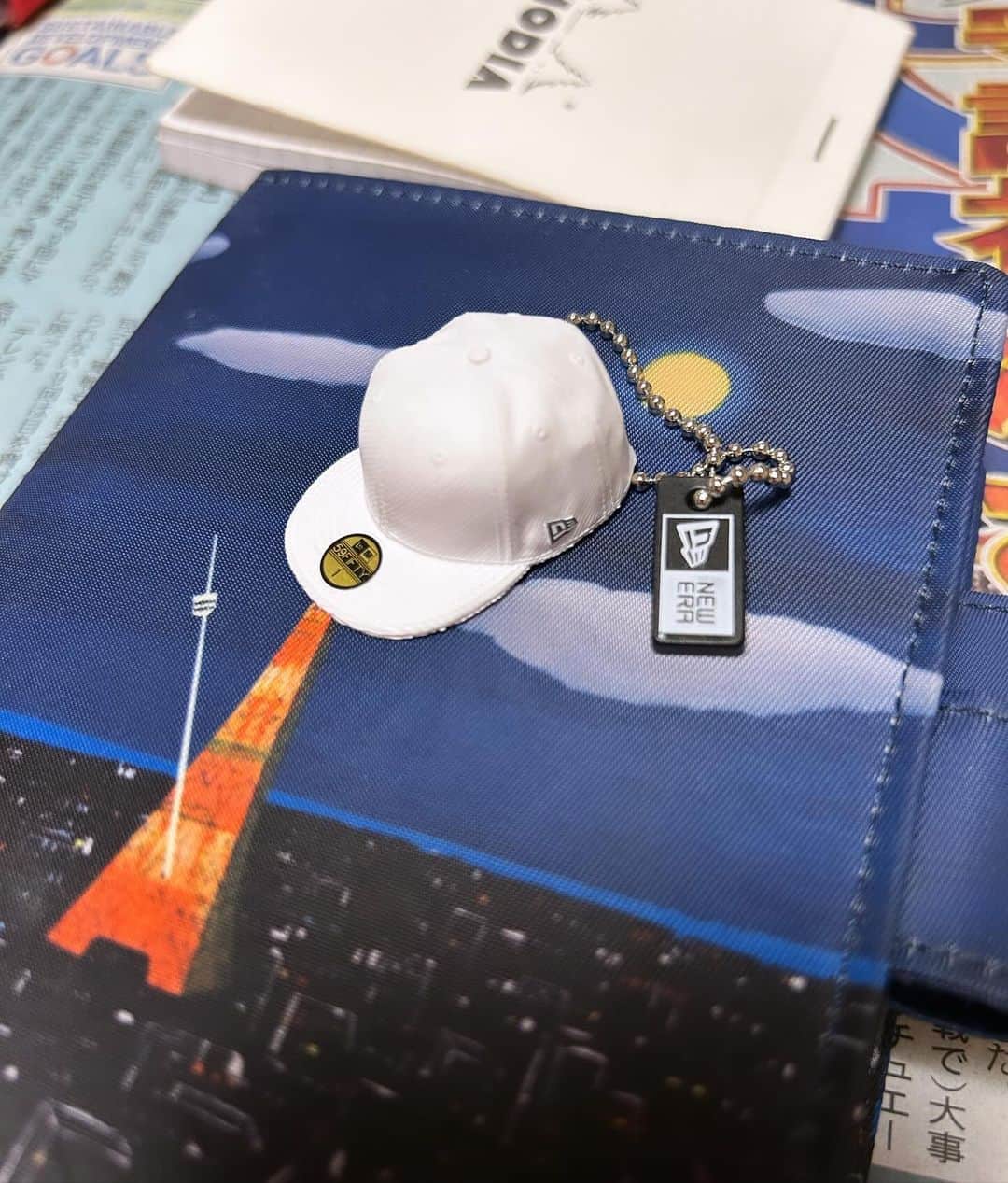 のインスタグラム：「ニューエラのガチャ🤩🤩  ホワイトキャップ🤓🤓✌️  #newera  #ニューエラ #キャップ #cap #ガチャ #こんばんみ」