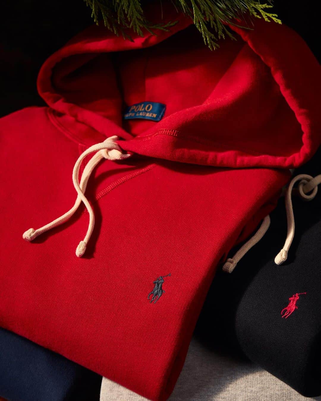 Polo Ralph Laurenさんのインスタグラム写真 - (Polo Ralph LaurenInstagram)「Pick from our classic lineup of #RLGifts featuring our iconic Polo Pony—from our signature ball caps to fleece quarter zips and hoodies.   Discover #PoloRLStyle gifts via the link in bio.   #RLHoliday #PoloRalphLauren」10月19日 23時58分 - poloralphlauren
