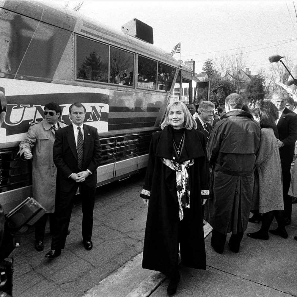 ヒラリー・クリントンのインスタグラム：「Bundled up in Mount Vernon, a few days before Bill's inauguration in January 1993. #TBT⁣ ⁣ Photo: David Hume Kennerly」