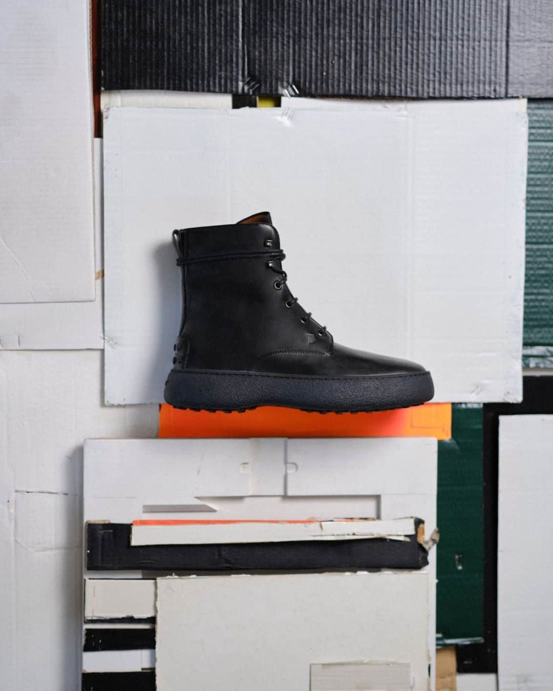 トッズのインスタグラム：「Not just a men's must-have. Lights on the unmistakable Tod’s W.G. ankle boot, presented in polished leather for the season. Collages and Set Design: @baumannmonique Photo: @valentin_hennequin  #Tods #TodsFW23 #TodsWG」