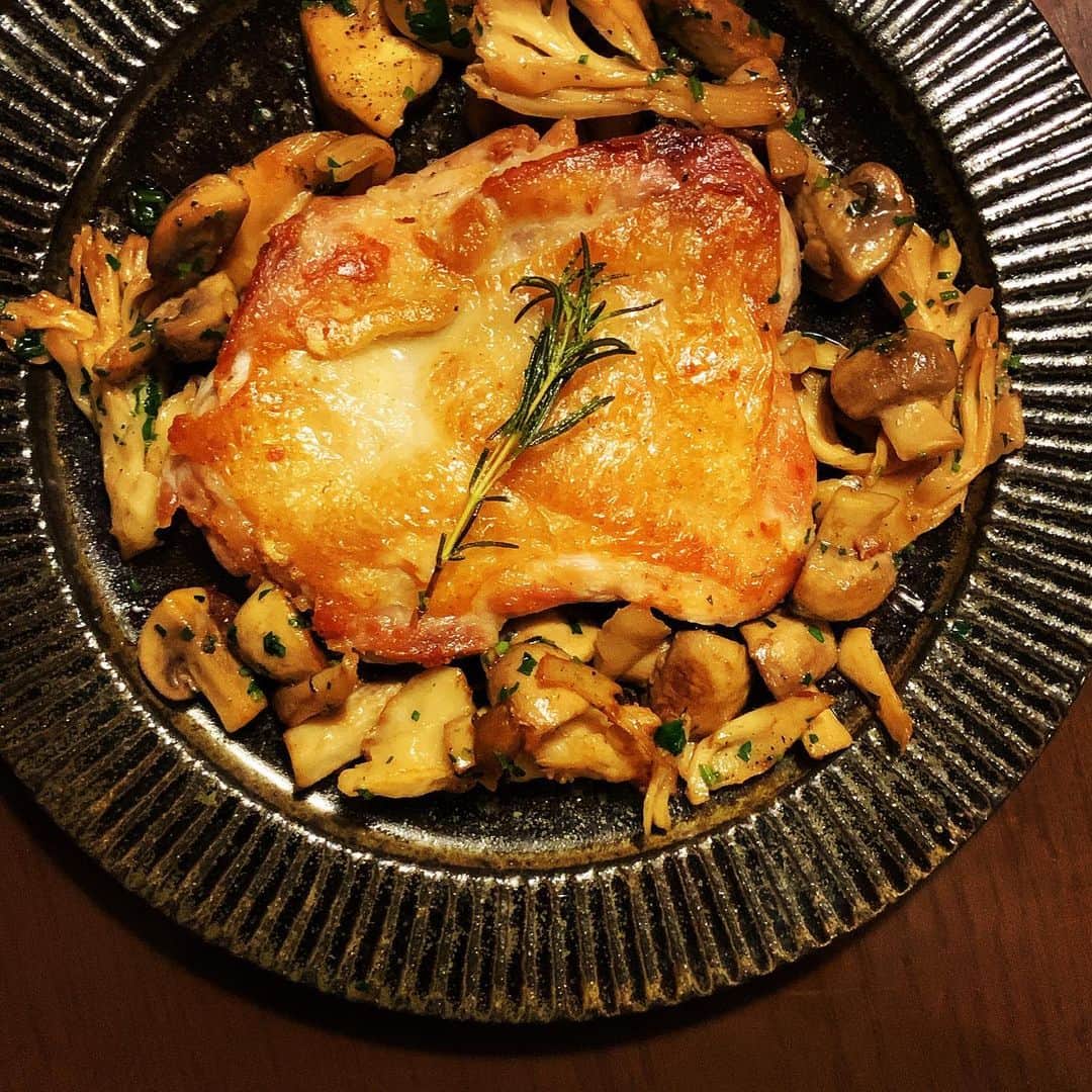 志摩有子さんのインスタグラム写真 - (志摩有子Instagram)「メインはチキンのディアボラ風。鶏もも肉をカリッと焼いて、ニンニク、アンチョビと赤ワインビネガーで煮詰めたキノコをたっぷりと。イタリア語で悪魔の意味を持つディアボラ風。悪魔みたいに美味しいってすごい。  #ディアボラ風チキン #チキンのディアボラ風 #悪魔風 #カリッとジューシー #皮がパリパリ」10月20日 0時00分 - ariko418