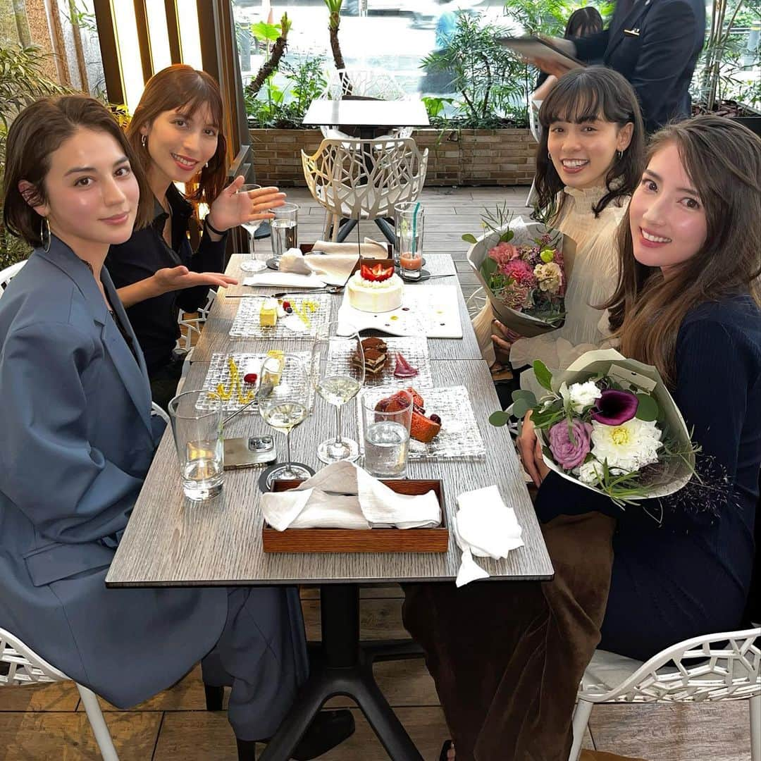 クリスティー麻里子のインスタグラム：「🍾🍽️💜」