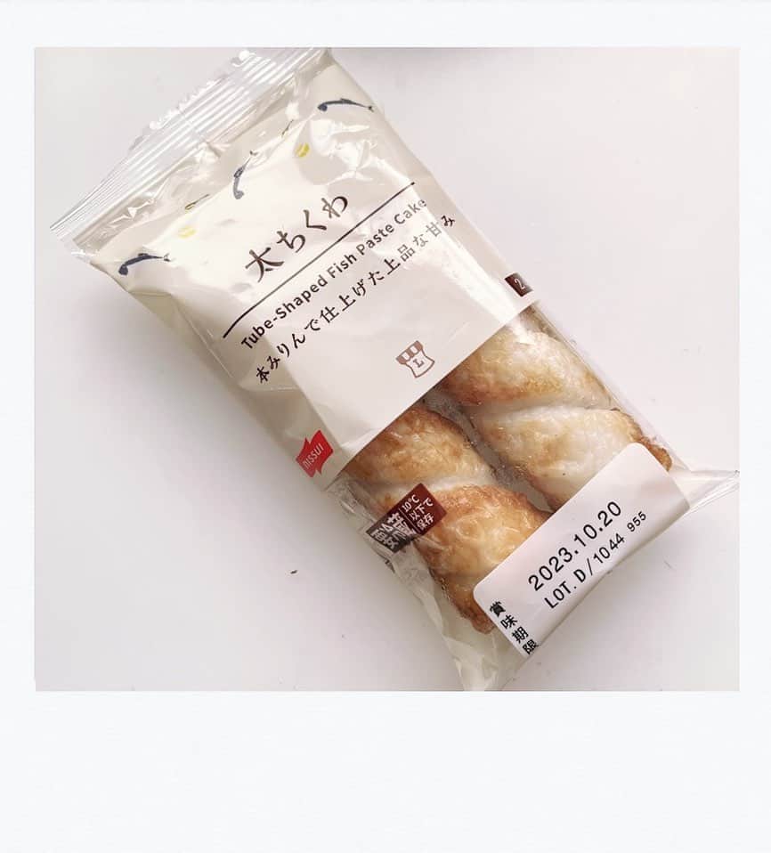 かせきさいだぁのインスタグラム：「ニッスイの太ちくわ、スーパーにもありますが、コンビニはローソンにありますー❤️オヤツにピッタリ！「コレつけると美味しいです！」的な何かがありましたら教えて欲しいです〜🙏🙇」