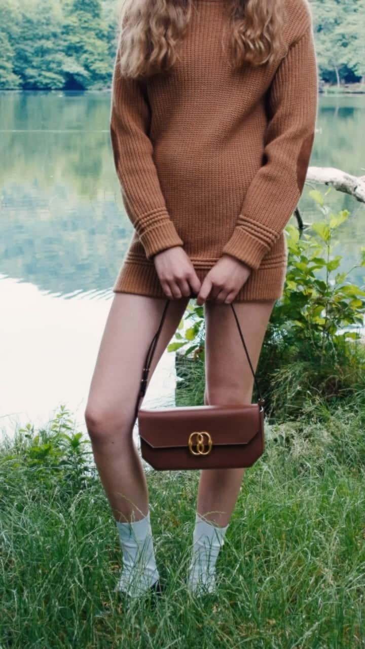 バリーのインスタグラム：「Introducing the new Emblem shoulder bag for Bally Fall/Winter 2023.  #Bally #BallyFW23」
