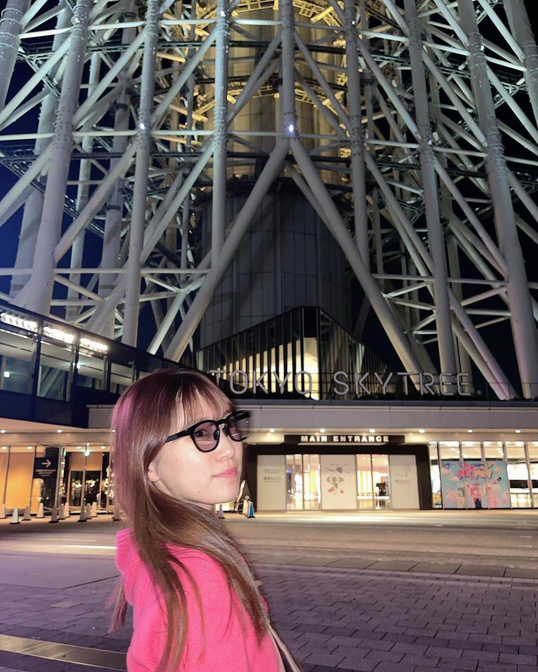 坂本 愛玲菜さんのインスタグラム写真 - (坂本 愛玲菜Instagram)「東京散策したとき🌙🗼 いとことおしゃれな伊達メガネお買い物した☺︎ トップスはこの間古着屋さんで見つけた、きゃわニット！ #ere私服」10月20日 0時03分 - erena_hkt48