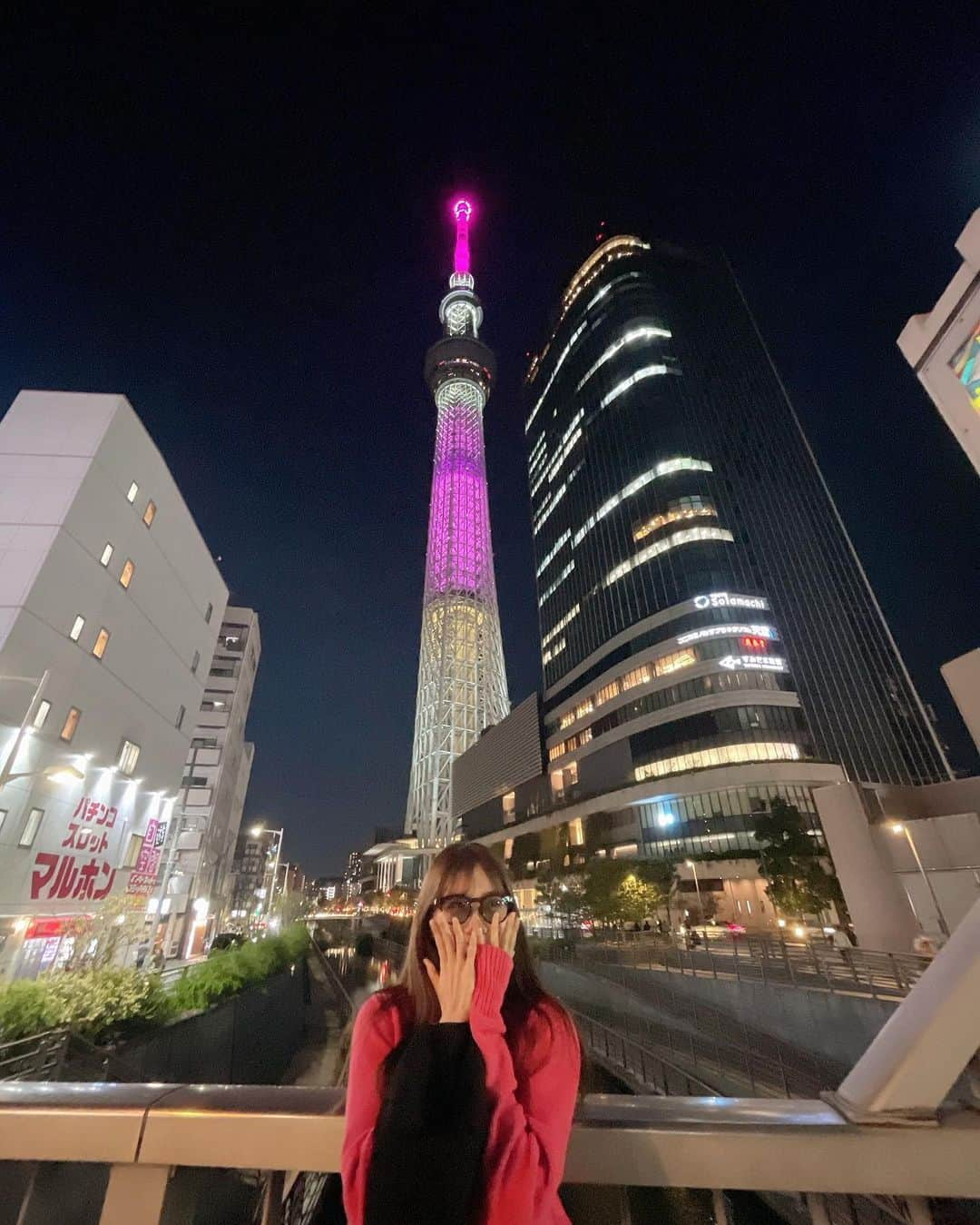 坂本 愛玲菜さんのインスタグラム写真 - (坂本 愛玲菜Instagram)「東京散策したとき🌙🗼 いとことおしゃれな伊達メガネお買い物した☺︎ トップスはこの間古着屋さんで見つけた、きゃわニット！ #ere私服」10月20日 0時03分 - erena_hkt48