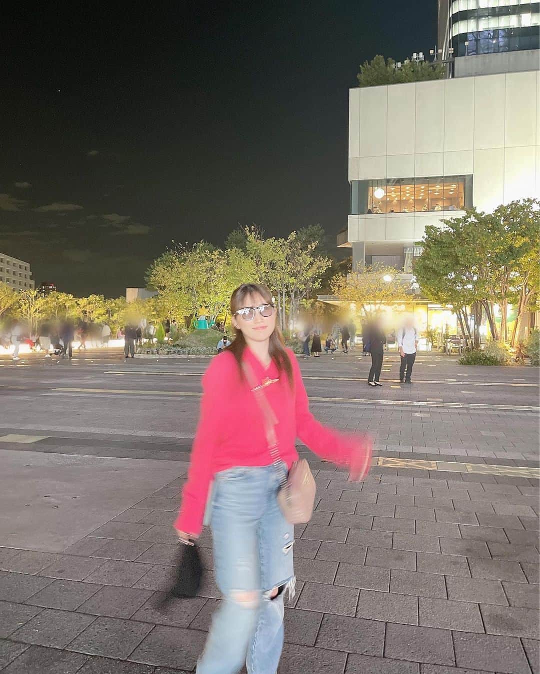 坂本 愛玲菜のインスタグラム：「東京散策したとき🌙🗼 いとことおしゃれな伊達メガネお買い物した☺︎ トップスはこの間古着屋さんで見つけた、きゃわニット！ #ere私服」