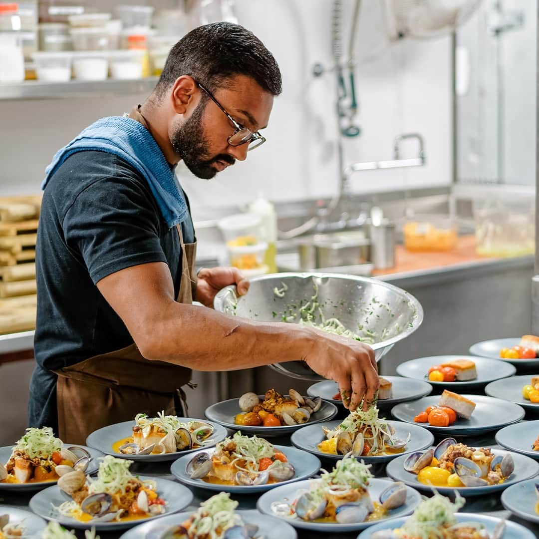 ミシュランさんのインスタグラム写真 - (ミシュランInstagram)「You’re going to want to add @avecchicago to your foodie bucket list. This #BibGourmand restaurant is wine-focused and located in Chicago’s West Loop 🏙️. You’ll find delicious Mediterranean classics with a midwestern twist. #MichelinGuide⁣」10月20日 0時05分 - michelinusa