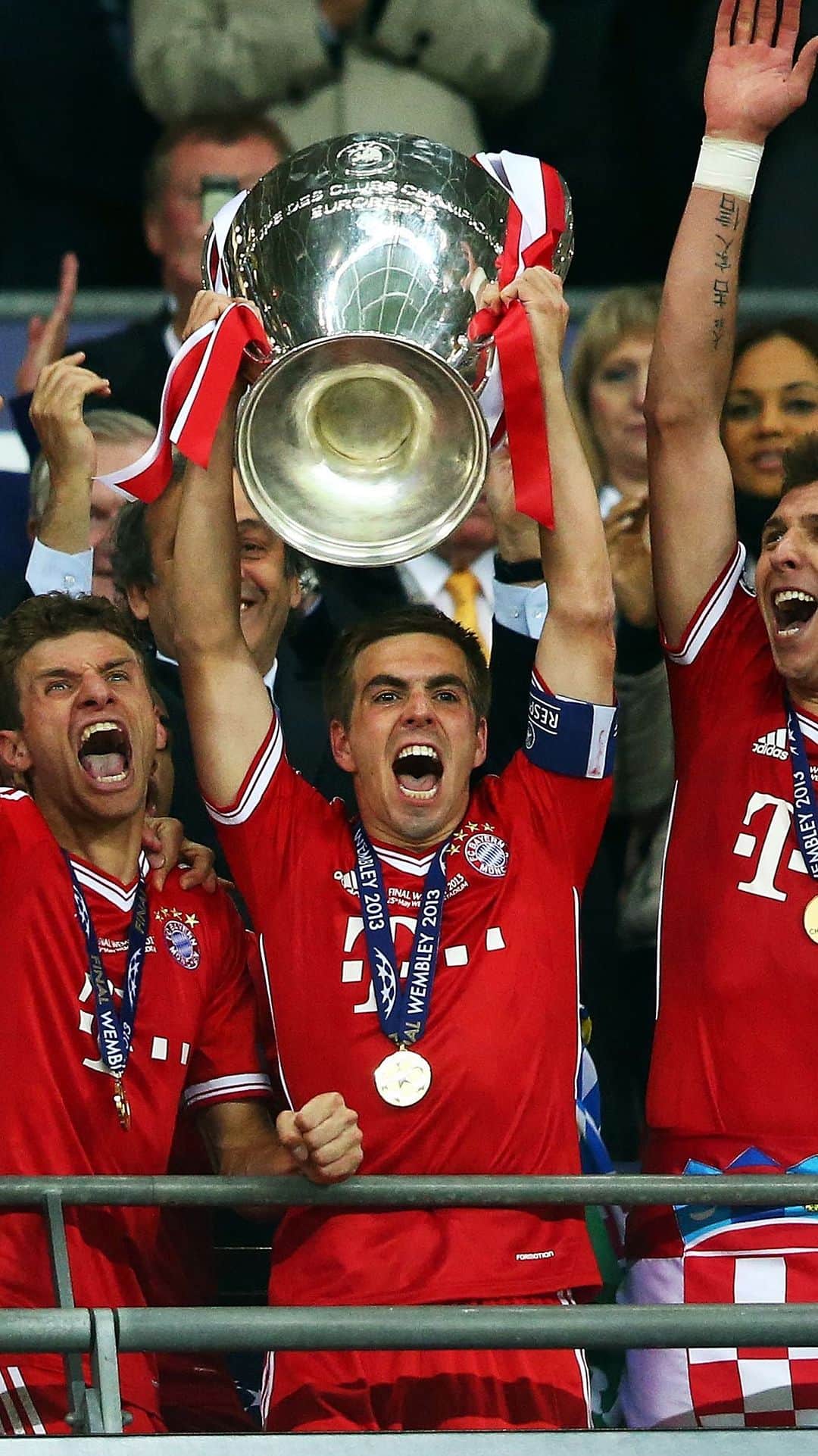 フィリップ・ラームのインスタグラム：「„We never lost faith. We didn’t want to fail again. Winning the @championsleague was always our goal and we did everything as a team to achieve it.“ 🔴⚪️ @philipplahm   🍿 𝗚𝗘𝗡𝗘𝗥𝗔𝗧𝗜𝗢𝗡 𝗪𝗘𝗠𝗕𝗟𝗘𝗬 - Available from 20th October on @primevideosportde and globally on FC Bayern TV PLUS! 🎥」