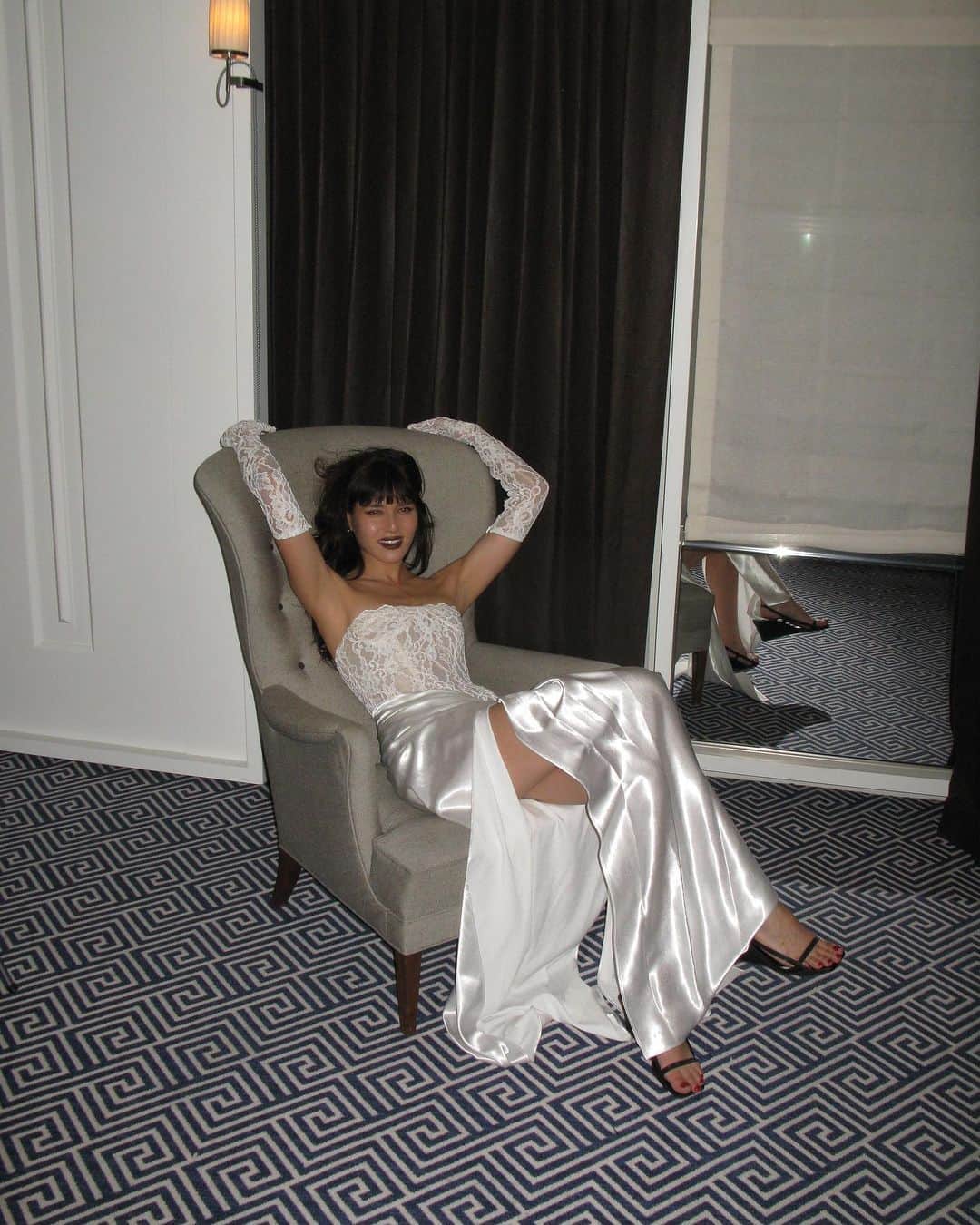 ナタリー・スアレスのインスタグラム：「All dressed up at @rosewoodthecarlyle :)」
