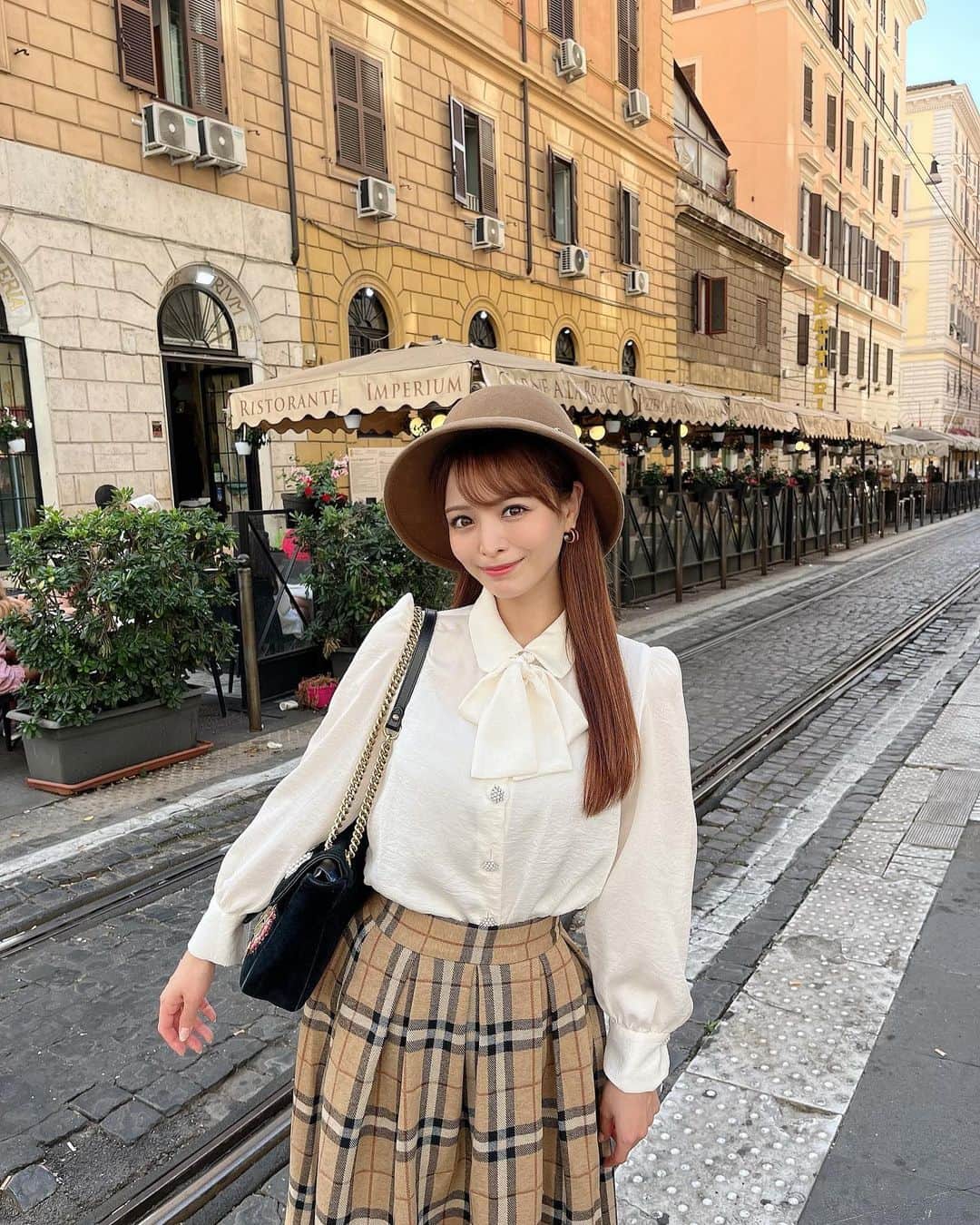 春菜めぐみのインスタグラム：「． ハネムーンでイタリアに来てます❤️✈︎🇮🇹 ． ． 今まで行った海外の中でも、イタリアは愛が溢れてて 美しい街並みが忘れられない大好きな場所だったから いつかのハネムーンに来たいと思っていた夢が現実に...🥺💕 ． ． まずはローマを楽しんできたよ☺️ 毎日ジェラートとティラミスとパスタ食べてる〜😂🍦🍝 しばらく非日常を楽しみますっ🥰✨ ． ． #italy #honeymoon #❤️」