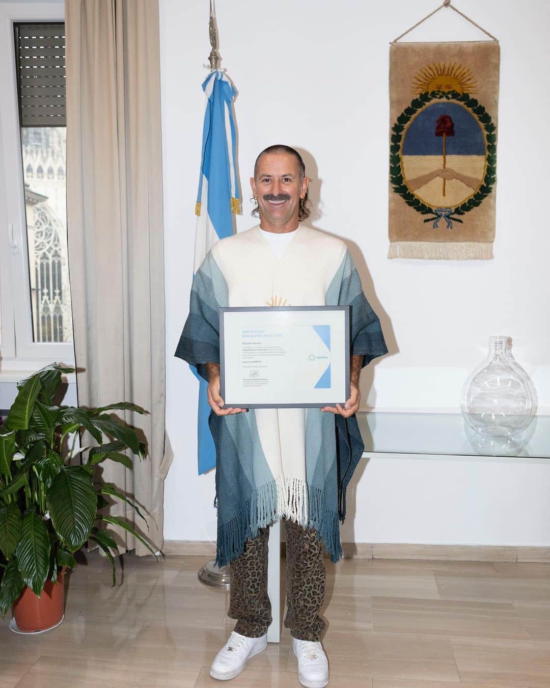 マルセロ・ブロン カウンティ・オブ・ミランのインスタグラム：「Hoy 19 de Octubre de 2023 es un dia muy especial porque el Embajador argentino en Milan, Luis Pablo Niscovolos, me entregó el reconocimiento mas importante que un argentino en el mundo puede lograr,  MARCA PAÍS. Es un orgullo para mi representar a mi hermoso país, en el mundo a travez de mi arte. GRACIAS @marcapaisar consuladoargentinoenmilan  Un agradecimiento especial a @dorisromera y a Miguel Angel Sosa  Oggi è una giornata molto importante perché ho ricevuto un riconoscimento molto@speciale chiamato MARCA PAIS, che viene dato agli argentini che rappresentano il paese nel mondo!  Un agradecimiento especial a @dorisromera y a Miguel Angel Sosa 💙 Ph @ava_luca」