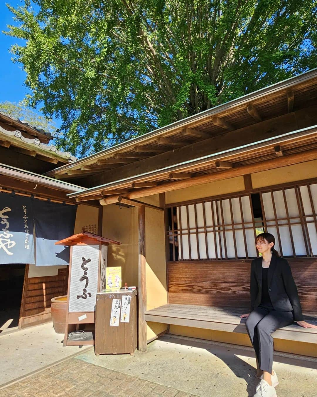 杉山由紀子のインスタグラム：「📍とうふや (伊勢神宮 おかげ横丁)  素敵すぎてまたリピート決定のお店!! とうふ、あなごが推しのお店✨  凄すぎる!!ボリューミー具合がハンパない☺️ お店も素敵な雰囲気でゆっくりできるかんじ♪  美味しかったなー🤤♡ 季節のお豆腐さつまいもだったよ🍠  他の投稿は ⏩ #yukiko__trip ⏩ @yukikosugiyama 良かった投稿にはいいね( ｀・∀・´)ﾖﾛｼｸ🎶  #伊勢 #伊勢神宮 #三重県 #神社巡り #内宮 #外宮 #運 #縁 #氣 #ise #isejingu #jingu #おかげ横丁 #伊勢神宮おかげ横丁 #travel #伊勢神宮参拝 #三重県 #ご当地 #豆腐 #あなご #伊勢ごはん #伊勢グルメ #伊勢ランチ #伊勢旅行」