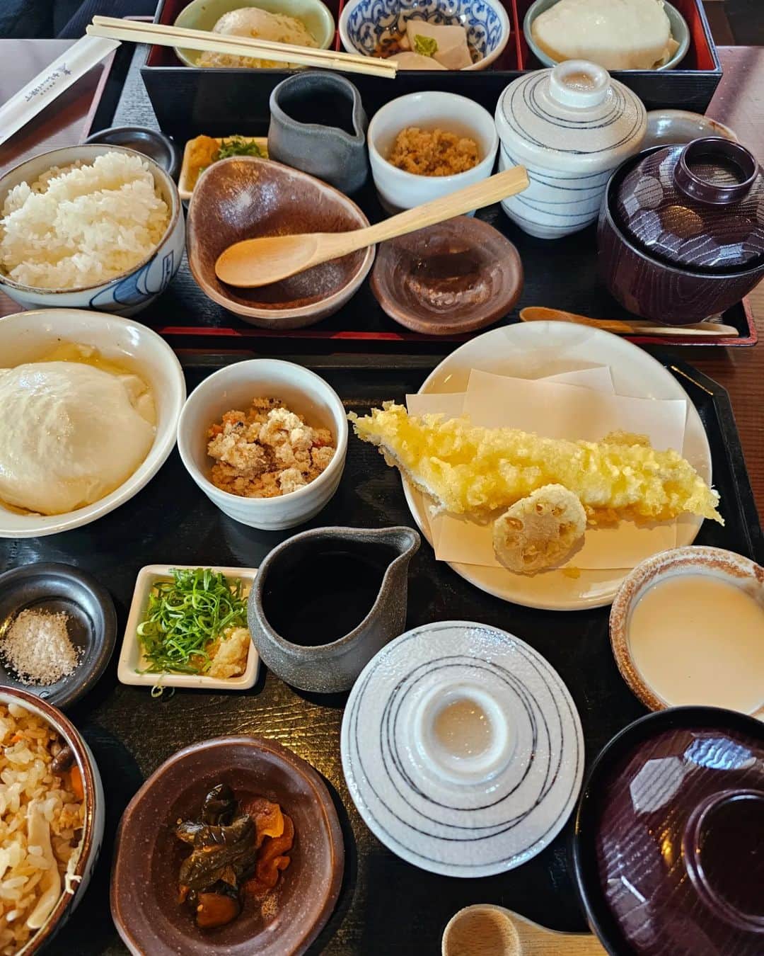 杉山由紀子さんのインスタグラム写真 - (杉山由紀子Instagram)「📍とうふや (伊勢神宮 おかげ横丁)  素敵すぎてまたリピート決定のお店!! とうふ、あなごが推しのお店✨  凄すぎる!!ボリューミー具合がハンパない☺️ お店も素敵な雰囲気でゆっくりできるかんじ♪  美味しかったなー🤤♡ 季節のお豆腐さつまいもだったよ🍠  他の投稿は ⏩ #yukiko__trip ⏩ @yukikosugiyama 良かった投稿にはいいね( ｀・∀・´)ﾖﾛｼｸ🎶  #伊勢 #伊勢神宮 #三重県 #神社巡り #内宮 #外宮 #運 #縁 #氣 #ise #isejingu #jingu #おかげ横丁 #伊勢神宮おかげ横丁 #travel #伊勢神宮参拝 #三重県 #ご当地 #豆腐 #あなご #伊勢ごはん #伊勢グルメ #伊勢ランチ #伊勢旅行」10月20日 0時15分 - yukikosugiyama
