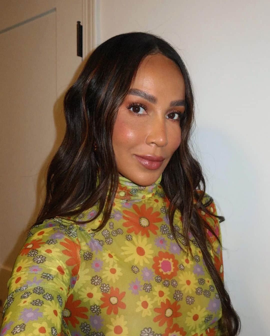 ジュリー・サリニャーナのインスタグラム：「Brunette 🤎 Booking my hair appointment soon, not sure what to do… bangs? Add lighter pieces? Go shorter? What do you guys think?   Brows x lashes by @beautybyfiorela 🫶🏽」