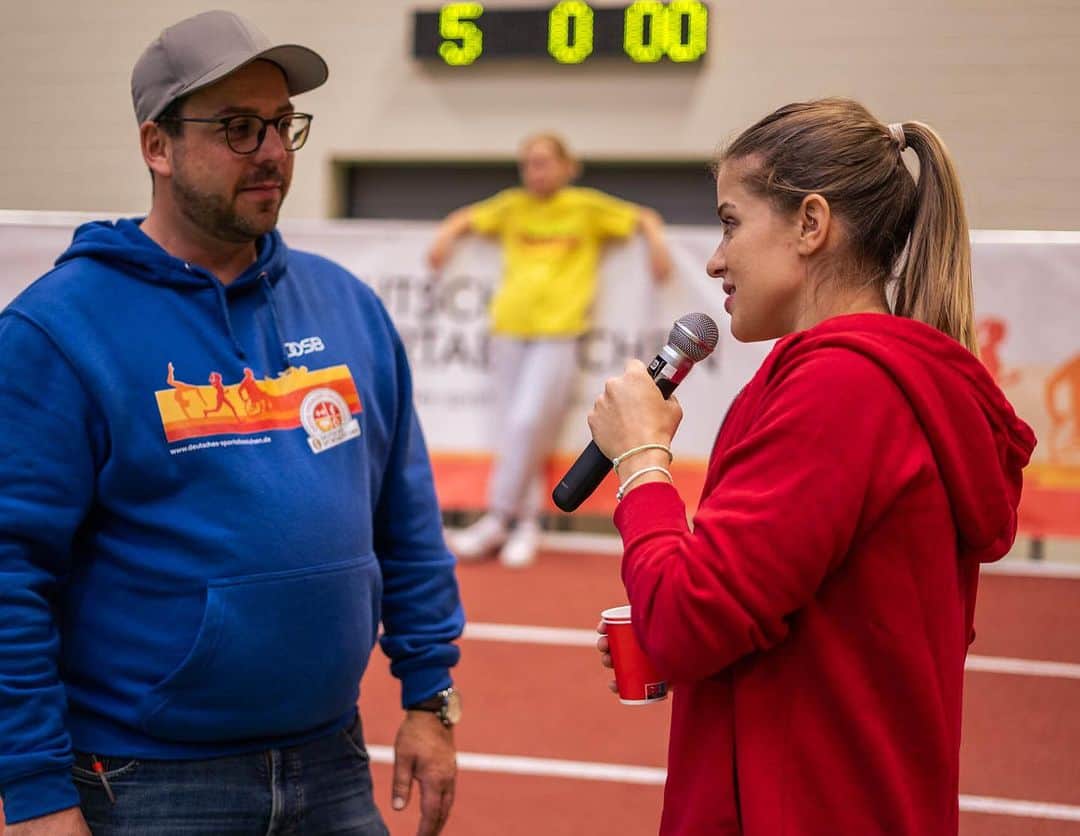 エリザベト・ザイツさんのインスタグラム写真 - (エリザベト・ザイツInstagram)「Deutsches Sportabzeichen -> letzter Tourstopp: Cottbus✌️  Über 1000 Kinder waren heute in Cottbus, um ihr Sportabzeichen abzulegen und um jede Menge Spaß zu haben.   Ich freue mich, dass ich beim letzten Tourstopp trotz meiner Verletzung als Botschafterin der @sparkasse dabei sein und die Kinder animieren durfte 💪  Heute hatte ich noch eine ganz besondere Message an die Kids -> Gerade bei Rückschlägen soll man nicht einfach aufgeben.  Denn wer kämpft, kann verlieren. Wer nicht kämpft, hat schon verloren ❕‘   #sportabzeichen #botschafterin #cottbus #sparkasse #eliseitz」10月20日 0時22分 - seitzeli