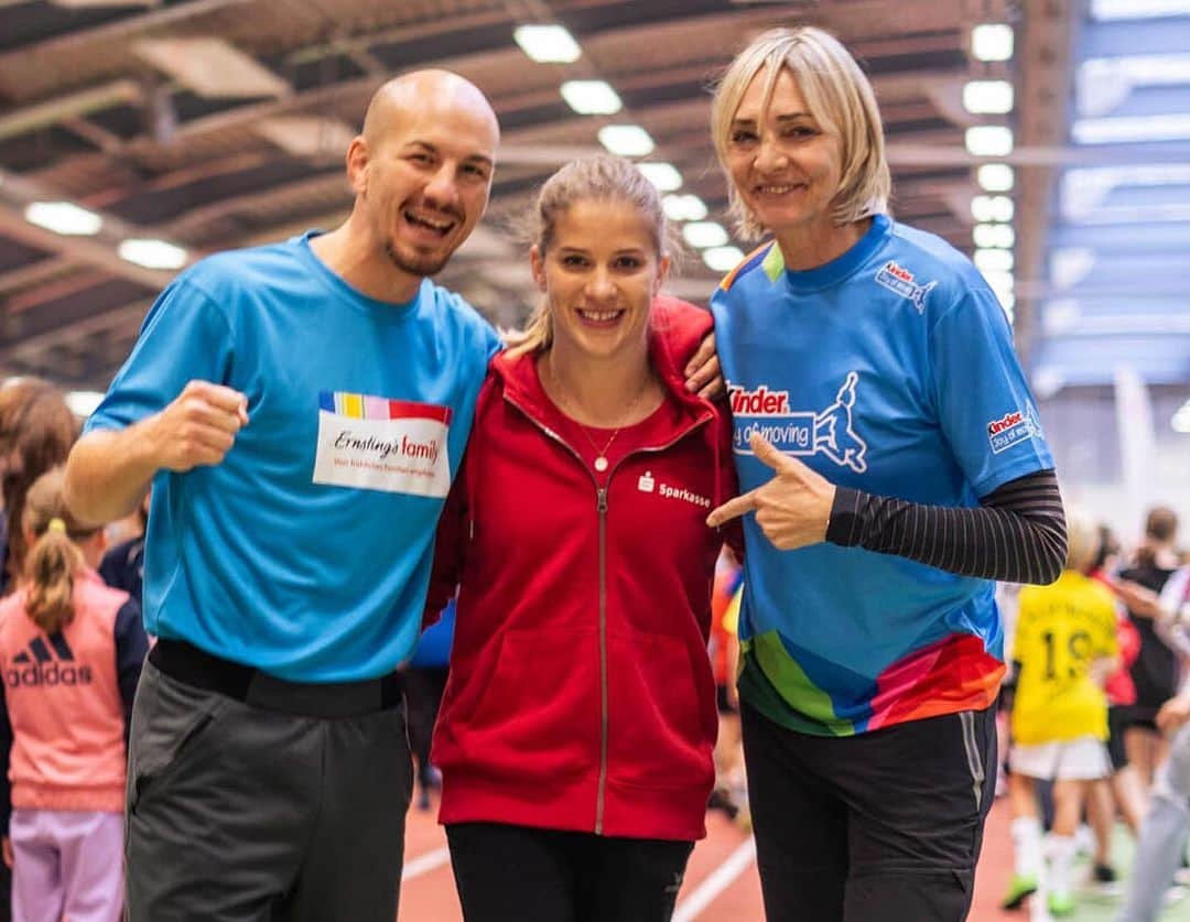 エリザベト・ザイツさんのインスタグラム写真 - (エリザベト・ザイツInstagram)「Deutsches Sportabzeichen -> letzter Tourstopp: Cottbus✌️  Über 1000 Kinder waren heute in Cottbus, um ihr Sportabzeichen abzulegen und um jede Menge Spaß zu haben.   Ich freue mich, dass ich beim letzten Tourstopp trotz meiner Verletzung als Botschafterin der @sparkasse dabei sein und die Kinder animieren durfte 💪  Heute hatte ich noch eine ganz besondere Message an die Kids -> Gerade bei Rückschlägen soll man nicht einfach aufgeben.  Denn wer kämpft, kann verlieren. Wer nicht kämpft, hat schon verloren ❕‘   #sportabzeichen #botschafterin #cottbus #sparkasse #eliseitz」10月20日 0時22分 - seitzeli