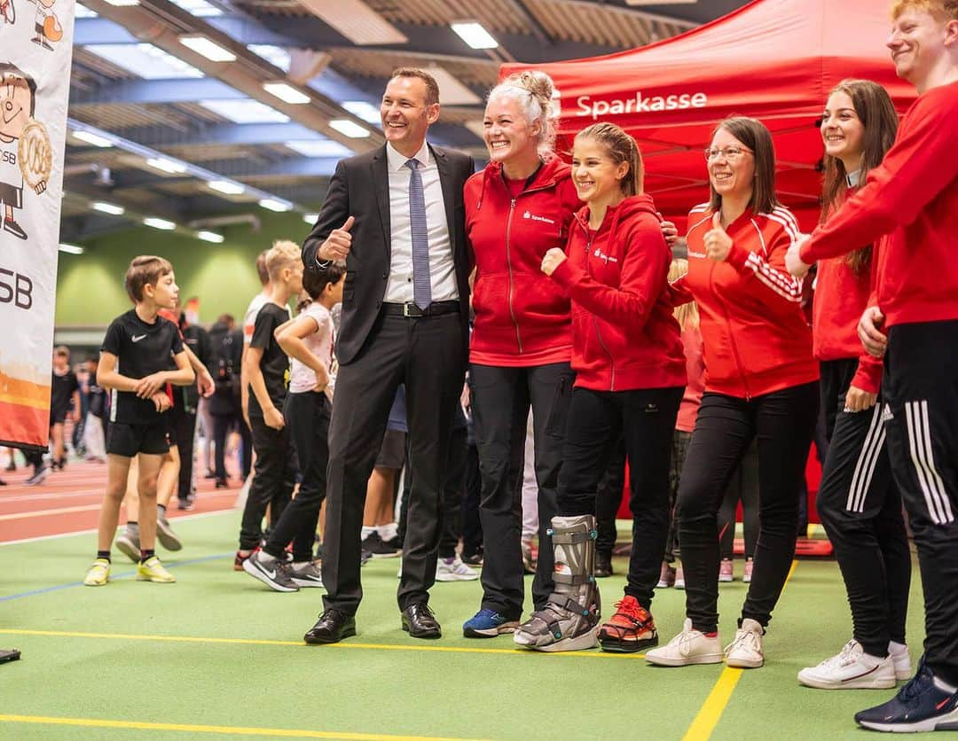 エリザベト・ザイツさんのインスタグラム写真 - (エリザベト・ザイツInstagram)「Deutsches Sportabzeichen -> letzter Tourstopp: Cottbus✌️  Über 1000 Kinder waren heute in Cottbus, um ihr Sportabzeichen abzulegen und um jede Menge Spaß zu haben.   Ich freue mich, dass ich beim letzten Tourstopp trotz meiner Verletzung als Botschafterin der @sparkasse dabei sein und die Kinder animieren durfte 💪  Heute hatte ich noch eine ganz besondere Message an die Kids -> Gerade bei Rückschlägen soll man nicht einfach aufgeben.  Denn wer kämpft, kann verlieren. Wer nicht kämpft, hat schon verloren ❕‘   #sportabzeichen #botschafterin #cottbus #sparkasse #eliseitz」10月20日 0時22分 - seitzeli