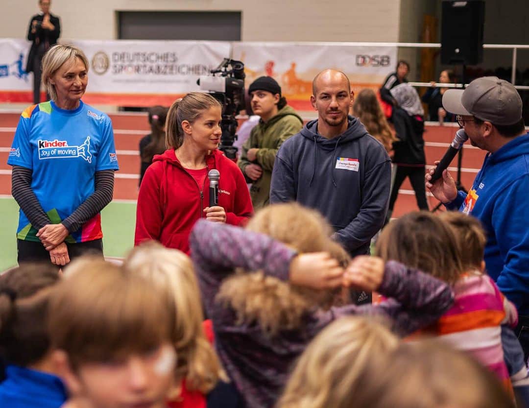 エリザベト・ザイツのインスタグラム：「Deutsches Sportabzeichen -> letzter Tourstopp: Cottbus✌️  Über 1000 Kinder waren heute in Cottbus, um ihr Sportabzeichen abzulegen und um jede Menge Spaß zu haben.   Ich freue mich, dass ich beim letzten Tourstopp trotz meiner Verletzung als Botschafterin der @sparkasse dabei sein und die Kinder animieren durfte 💪  Heute hatte ich noch eine ganz besondere Message an die Kids -> Gerade bei Rückschlägen soll man nicht einfach aufgeben.  Denn wer kämpft, kann verlieren. Wer nicht kämpft, hat schon verloren ❕‘   #sportabzeichen #botschafterin #cottbus #sparkasse #eliseitz」