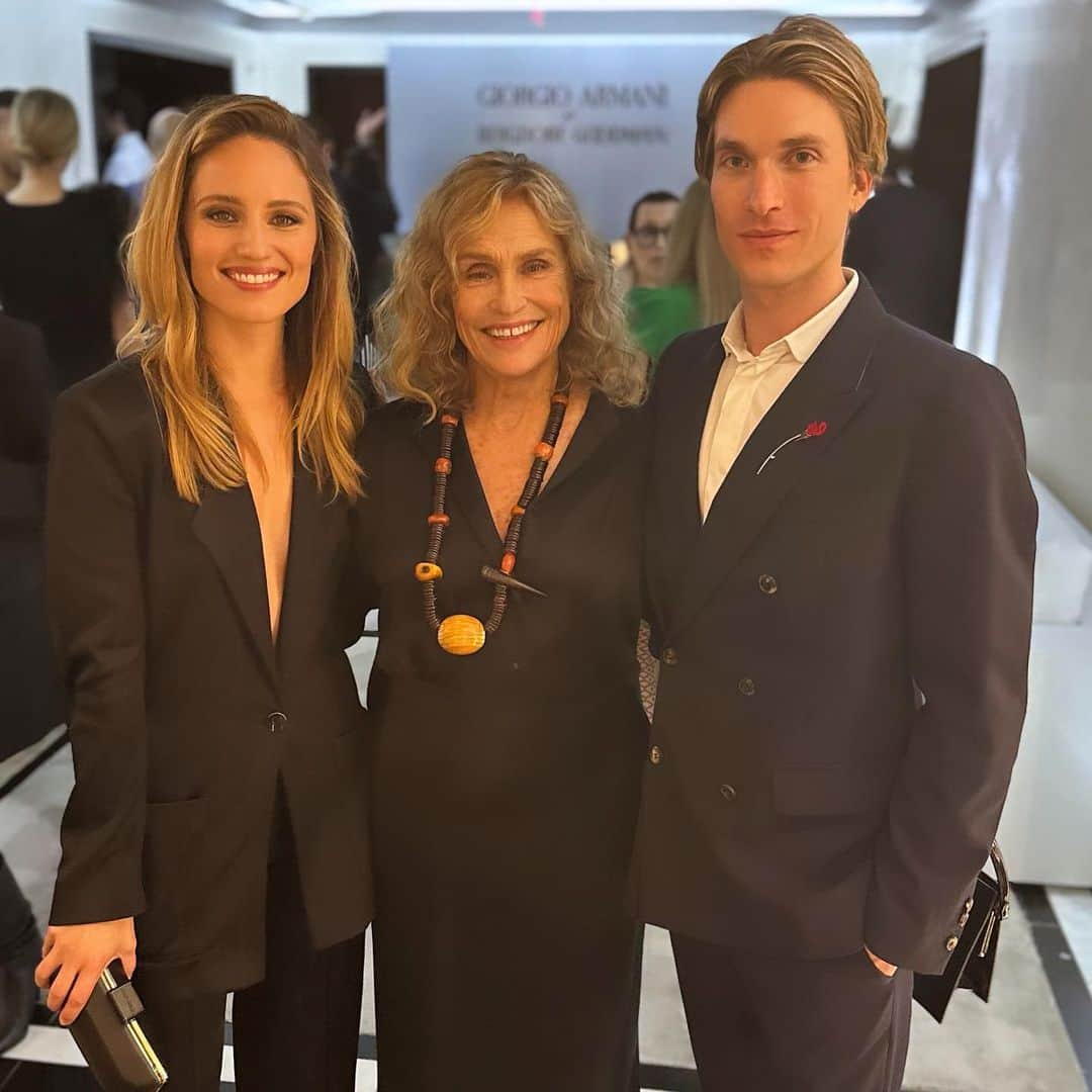 ザックポーゼンのインスタグラム：「@giorgioarmani blondes! @diannaagron #laurenhutton @__harrisonball__  last night at @bergdorfs #armani」