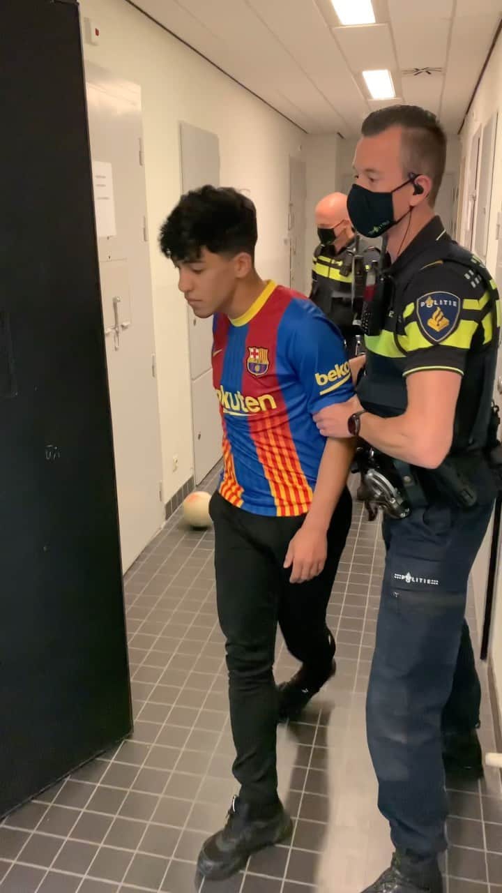 TOUZANI TVのインスタグラム：「You Can Take @itsappie_ Out The Streets But You Can’t Take The Streets out of @itsappie_ 😂😎 #police #nutmeg #sketchfootball #football #soccer」