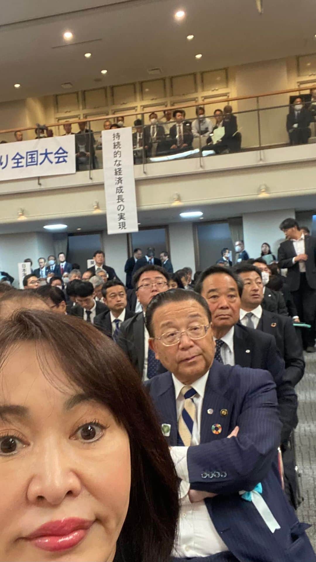 のインスタグラム：「経済と暮らしを支える港作り全国大会。 相馬市長と新地町長が出席しておられました。 物価高、2024年物流問題、災害の頻発、コロナ禍て浮き彫りにされたサプライチェーンの脆弱性などあらゆる課題に対応するため、島国日本、海洋国家日本の生命線となる港湾整備を進め、持続的な経済成長を実現するために、港湾DXとしてのAIターミナルの深化やサイバーポートの構築、カーボンニュートラルポート等グリーン投資や、大型観光船を呼び込む政策を進めること、経済対策・令和5年補正予算に向けての認識を共有しました。 福島県においては、2011年に小名浜港が国際バルク戦略港湾に選定され、世界的に大型化が進むバルク貨物輸送船が入港できる岸壁整備を進め、効率的な資源・エネルギー・食料の安定的な輸入をるため頑張ってきました。来年には新たなコンテナクレーンも完成予定。」