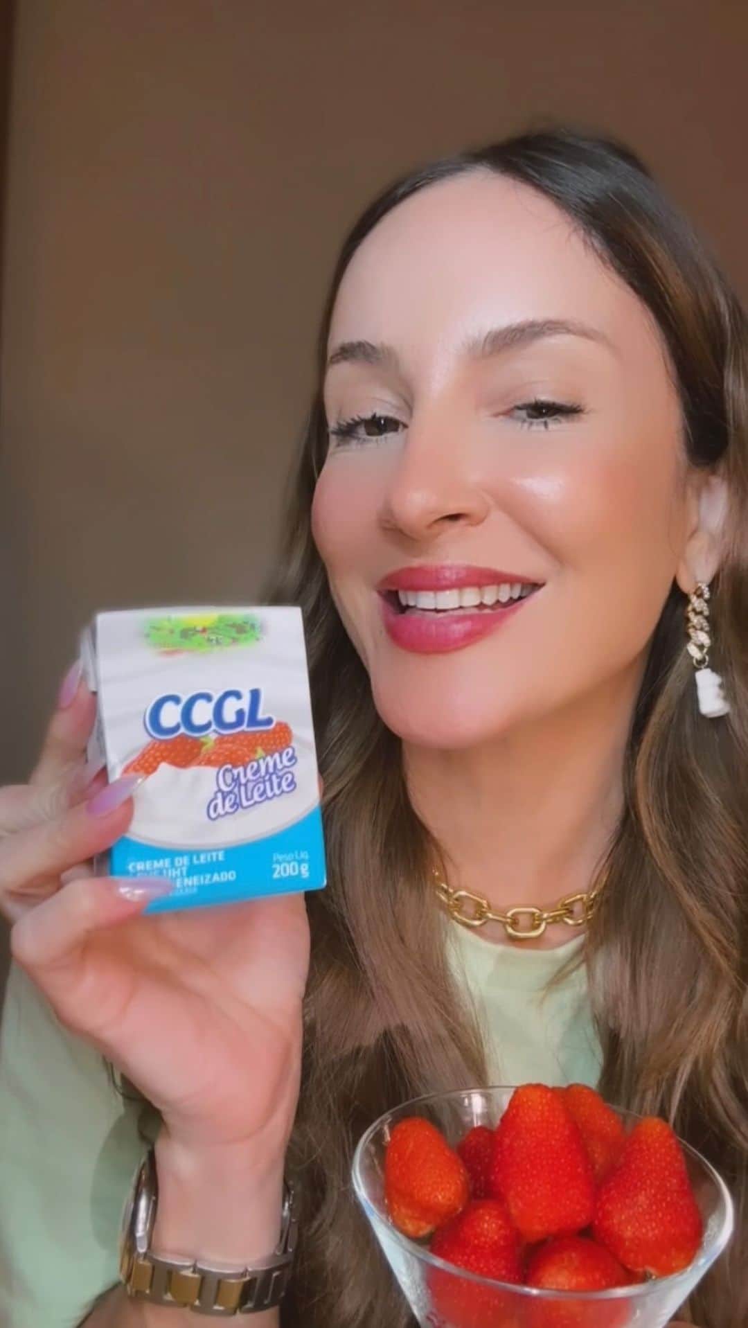 Claudia Leitteのインスタグラム：「Uma dica para deixar tudo mais saboroso e com um toque especial: creme de leite da @ccgloficial ! Deliciosamente irresistível 😋!」